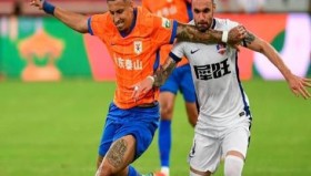 赛场焦点：点球判罚引争议，裁判与球员交流疑云笼罩